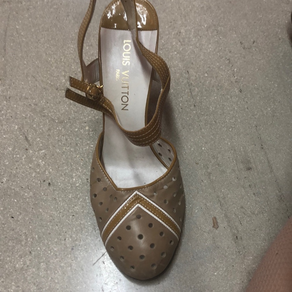 LOUIS VUITTON closes toe sandal